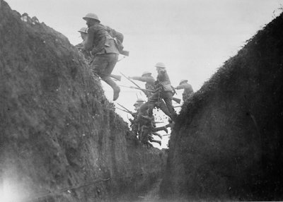 Troepen in training, springen over een loopgraaf, 1916-17 door English Photographer